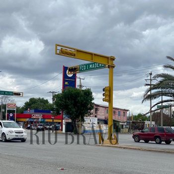 Semáforo descompuesto causa confusión en conductores de Río Bravo
