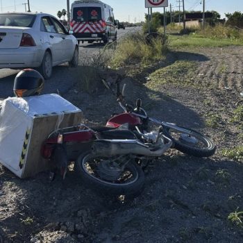 Joven repartidor sufre accidente en motocicleta, en el libramiento