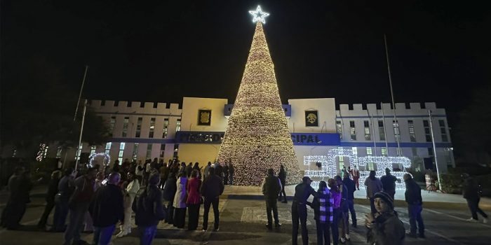Encienden pino navideño en Río Bravo