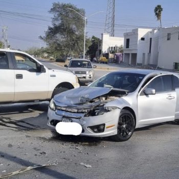 Choque entre dos vehículos en calle La 12