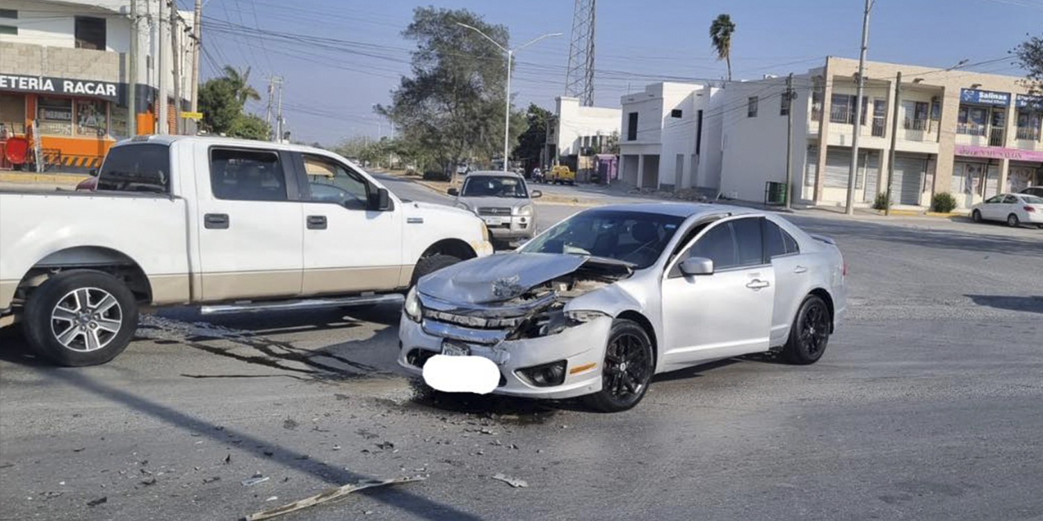 Choque entre dos vehículos en calle La 12