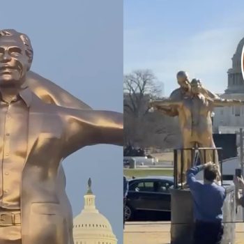 La obra de casi cuatro metros apareció en Washington y ha generado debate en redes