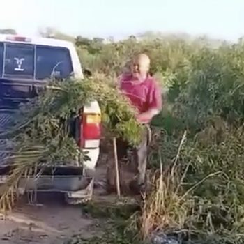 exhiben-a-hombre-tirando-basura-en-el-dren-de-las-lomas