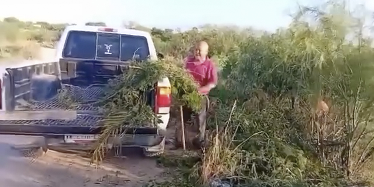 exhiben-a-hombre-tirando-basura-en-el-dren-de-las-lomas